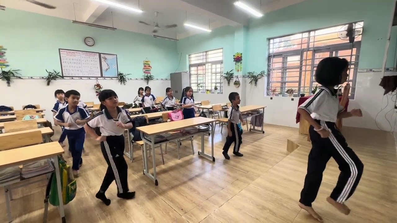 “Ban cán sự” hướng dẫn các bạn tập nhảy theo chủ đề, chủ điểm.