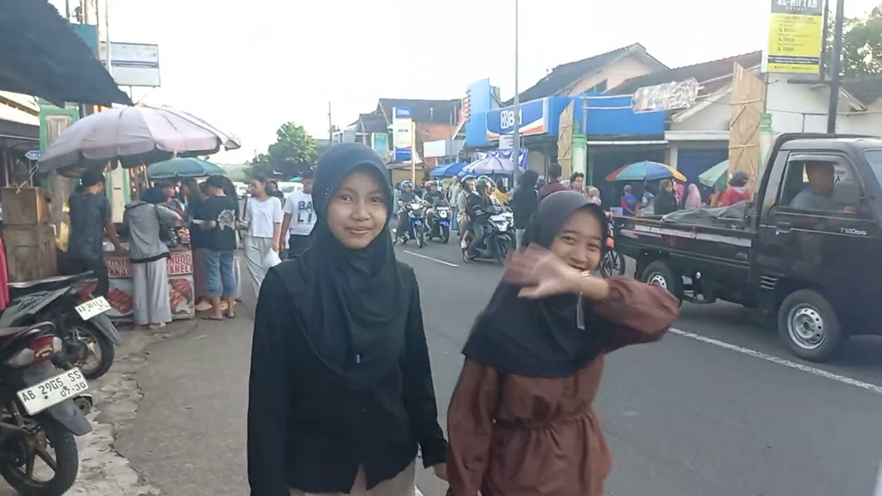 Padat merayap kendaraan melintas jln Sentolo-Nanggulan sore hari ini..mudij lebaran 1447H