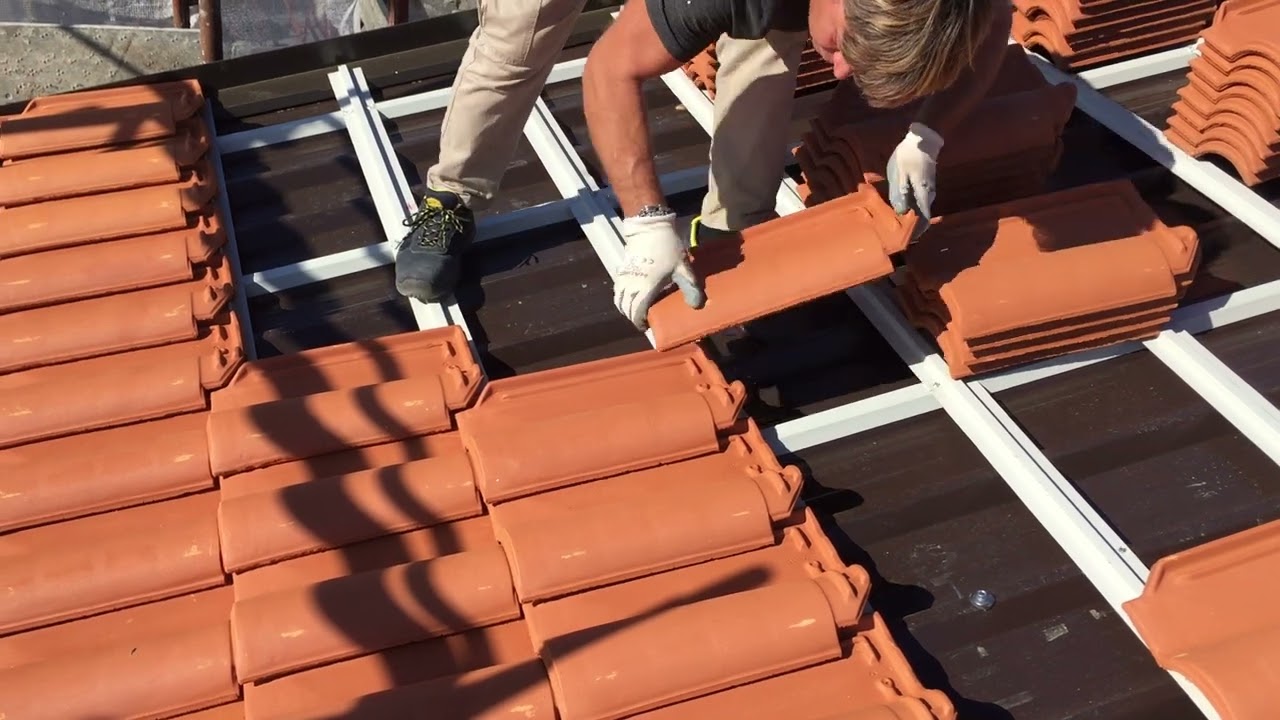 Posa di tegole su pannello grecato e relativa struttura Profilcastello srl di Castello Brianza (LC)