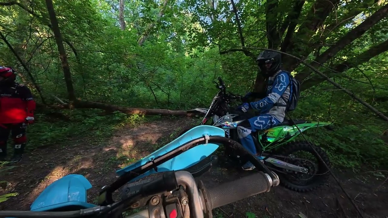 Встретил в лесу городских эндуристов в шортах и кроссовках… Чем всё закончилось?