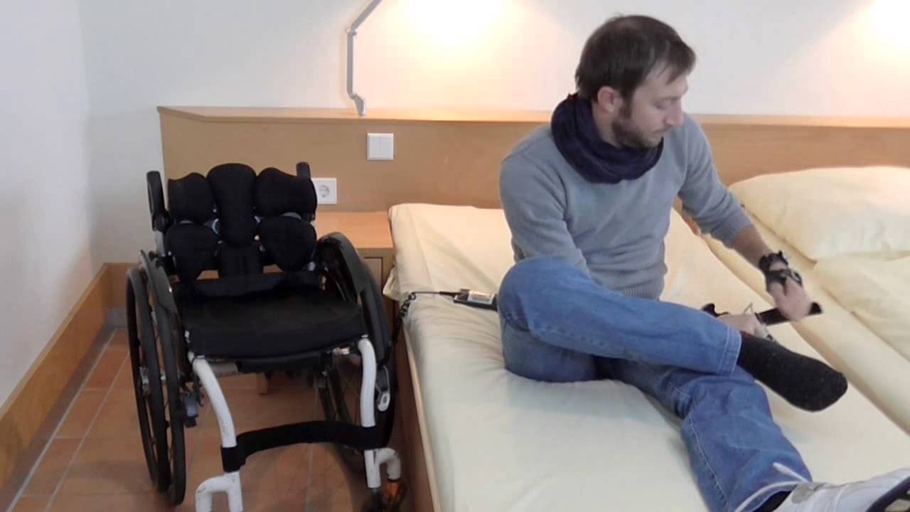 Rolli - Bett - Rolli Transfer mit Schuhe an- und ausziehen