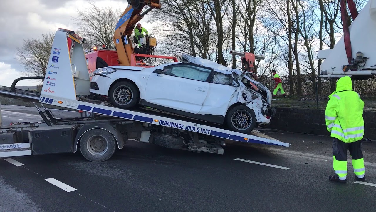 D&eacute;pannage , spectaculaire accident , v&eacute;hicule encastr&eacute;e dans une remorque de camion