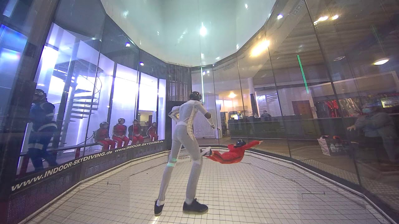 Taxiflug im Indoor Skydiving - kleiner Junge Superman