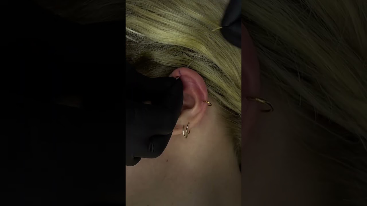 💎 Hidden Helix Piercing using our beautiful Golden Bar with Crystal Chain Accent ✨💎