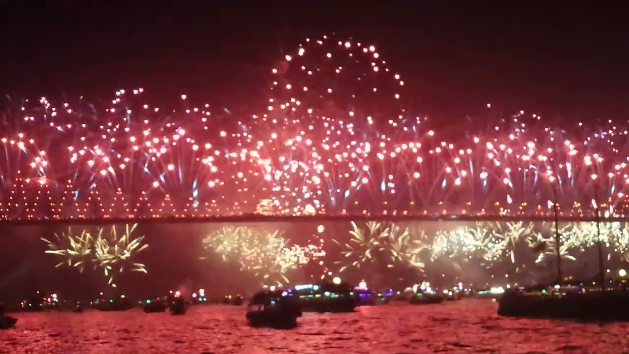 Dünyanın En Uzun havai fişek gösterisi Cumhuriyetin 95nci Yılı İstanbul Boğazı.