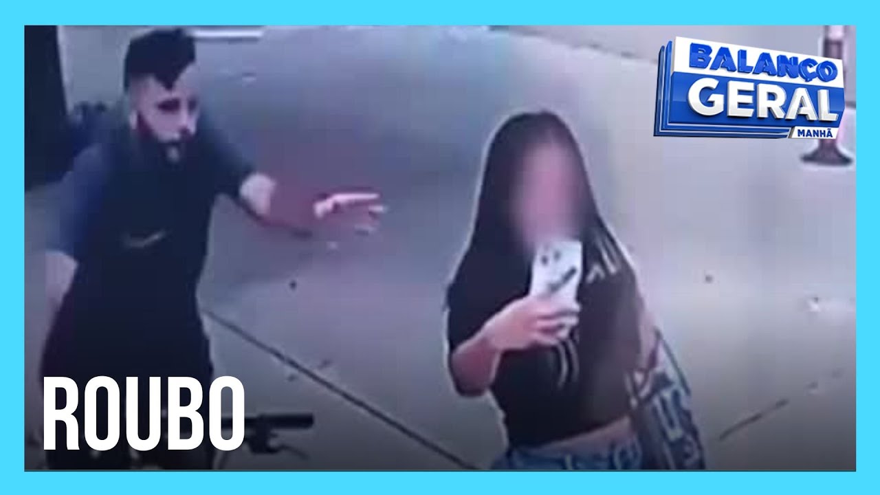 Jovem tem celular roubado enquanto tirava selfie na calçada