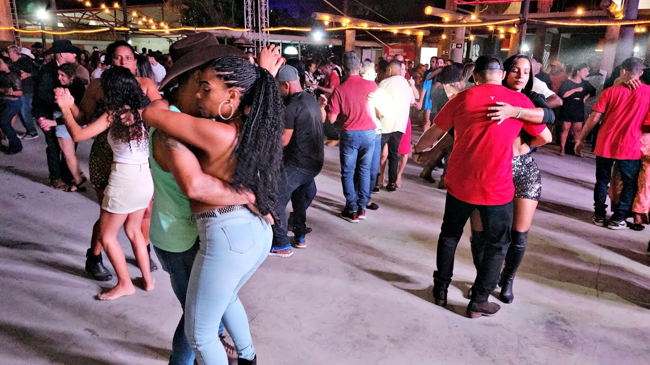 TINHA MUITA MULHER NESSE BAILE - DANÇANDO FORRÓ NO BAILÃO DAS ANTIGAS (XOTE)