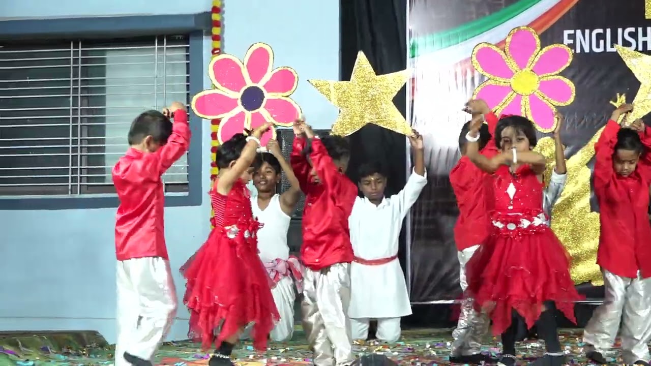 Lkg class students performance.. Phoolon ka taro ka sabka kehna hai.. Brother sister theam... 
