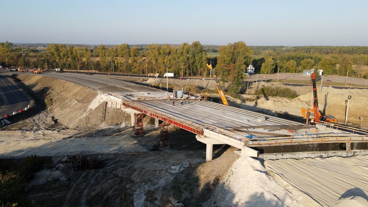 Поблизу Бердичева продовжують будувати розв’язку: зводять шляхопровід та облаштовують в’їзди
