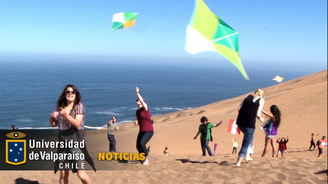 Alumnos extranjeros de la UV gozaron como niños elevando volantines