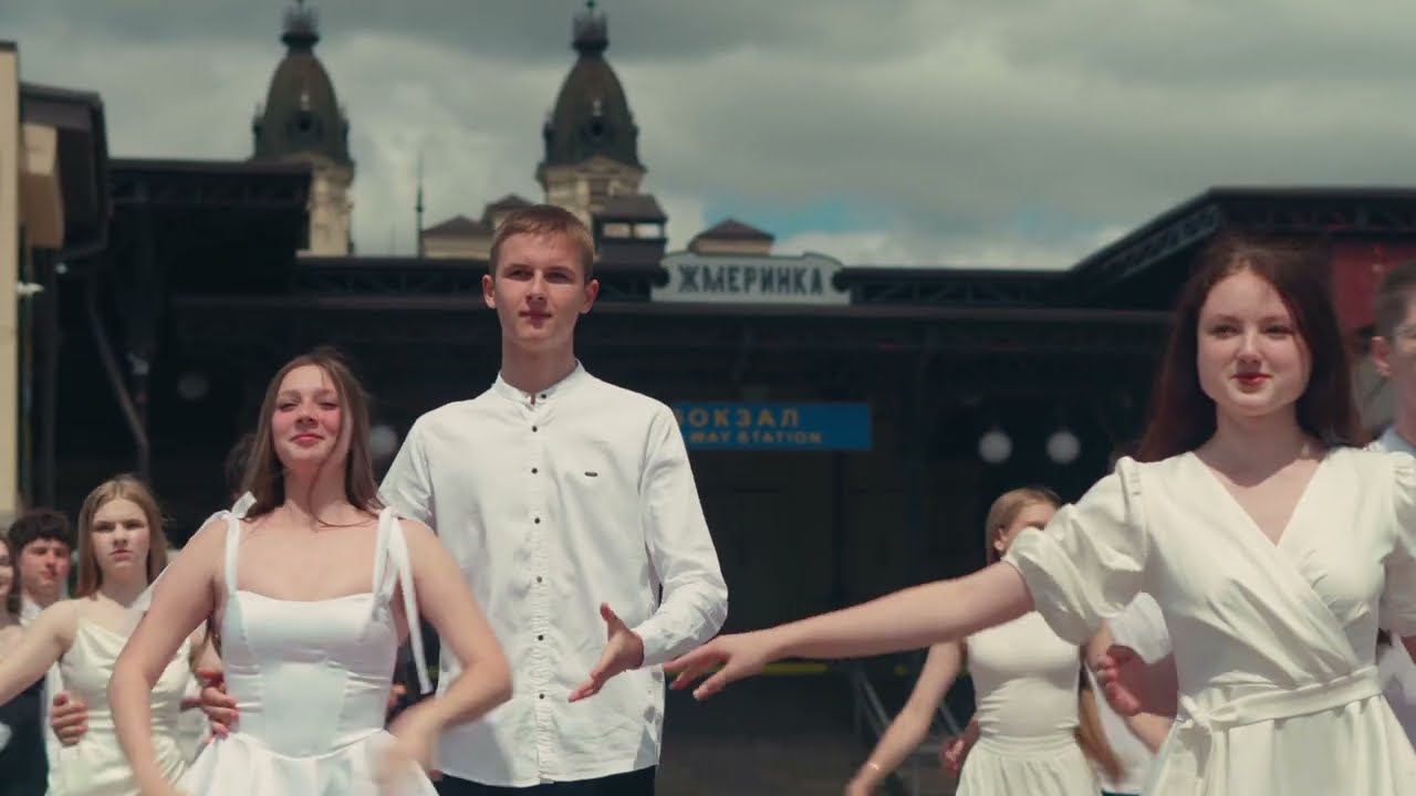 Вальс випускників ліцею №3 зі Жмеринки на вокзалі