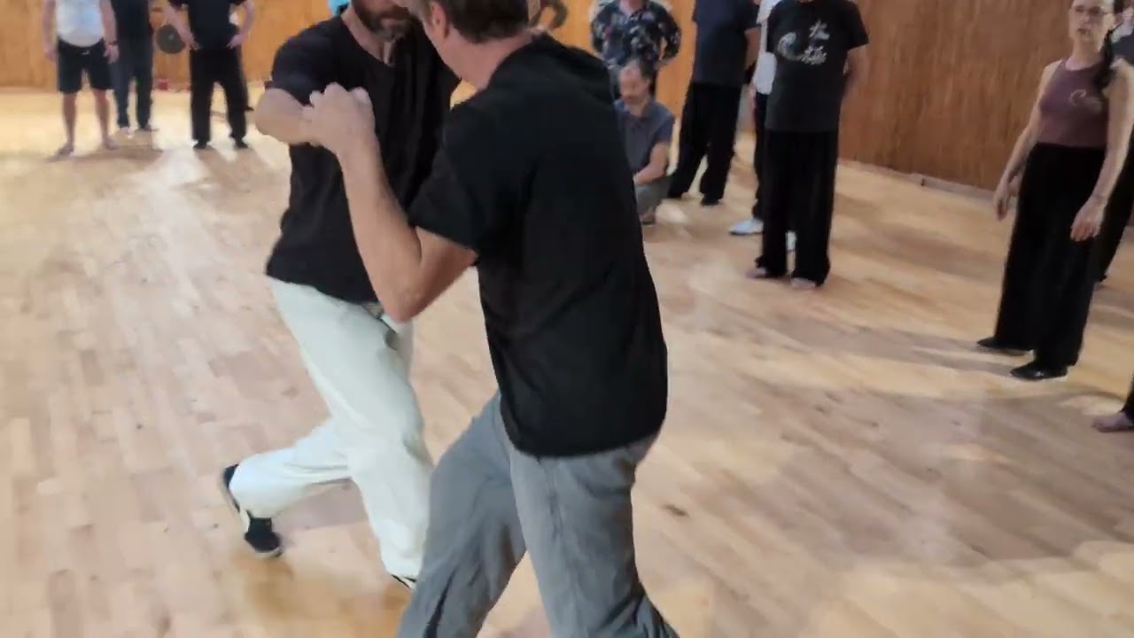 Exercice de COLLER/SUIVRE en déplacement : Garder la structure du dos en place