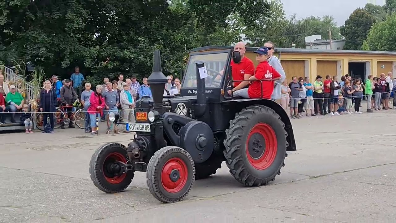 Schlepper-Parade des Erntefest Strenzfeld
