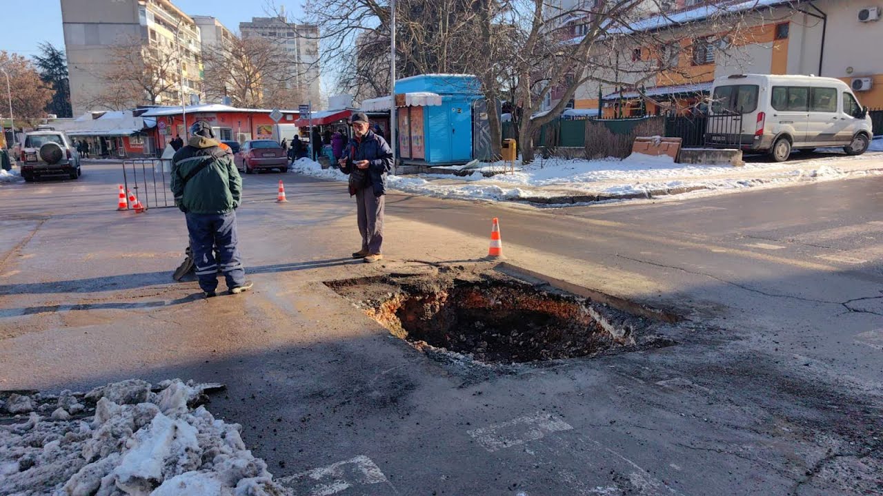 Ремонтират спешно дълбоката дупка на обръщалото в кв.