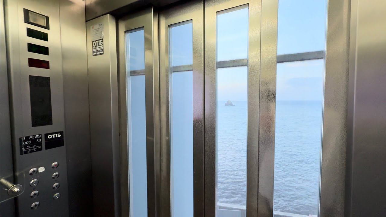 2000 OTIS Roped Hydraulic Elevator @  Enseada Food and Drinks, Funchal, Portugal.