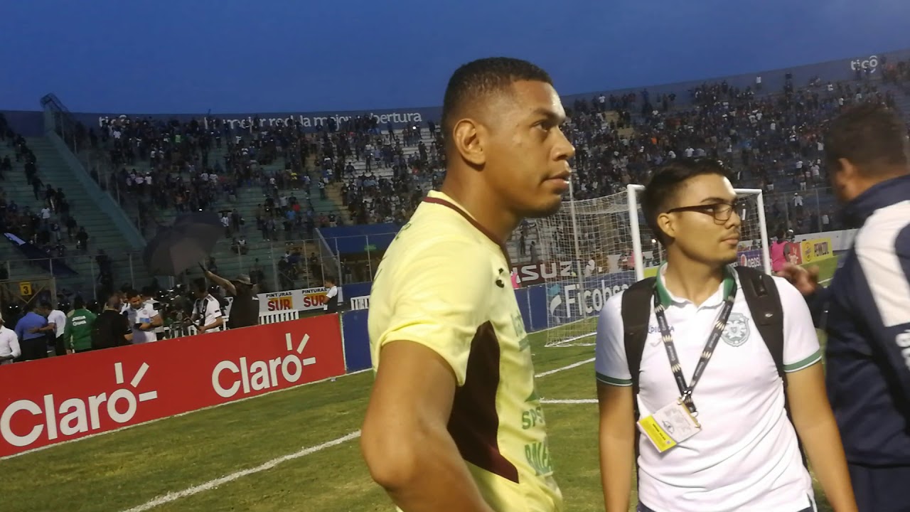 Cuando los jugadores de Marathón se fueron del campo ante Motagua
