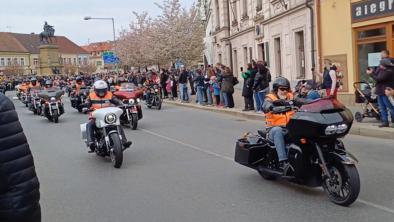 Zahájení moto sezóny Poděbrady 2025 + zajímavá auta
