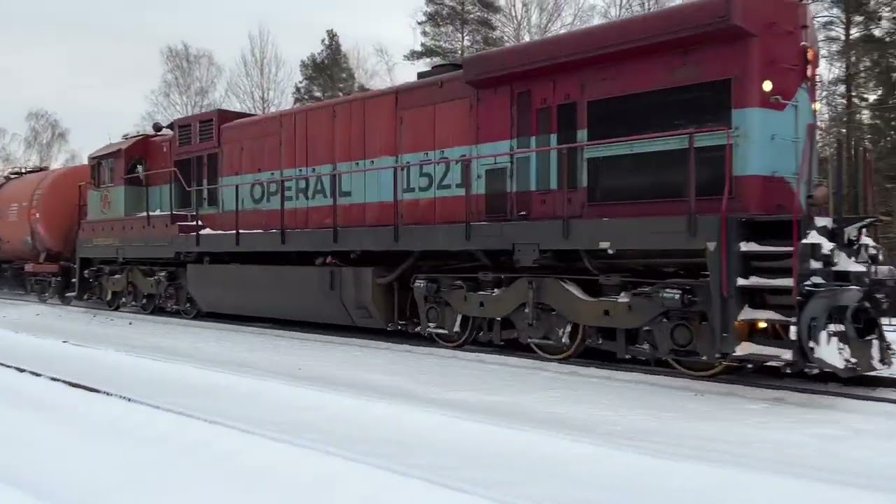 C36-7i 1521 with tank cars at Oru station/ Ц36-7и 1521 с цистернами на станции Ору