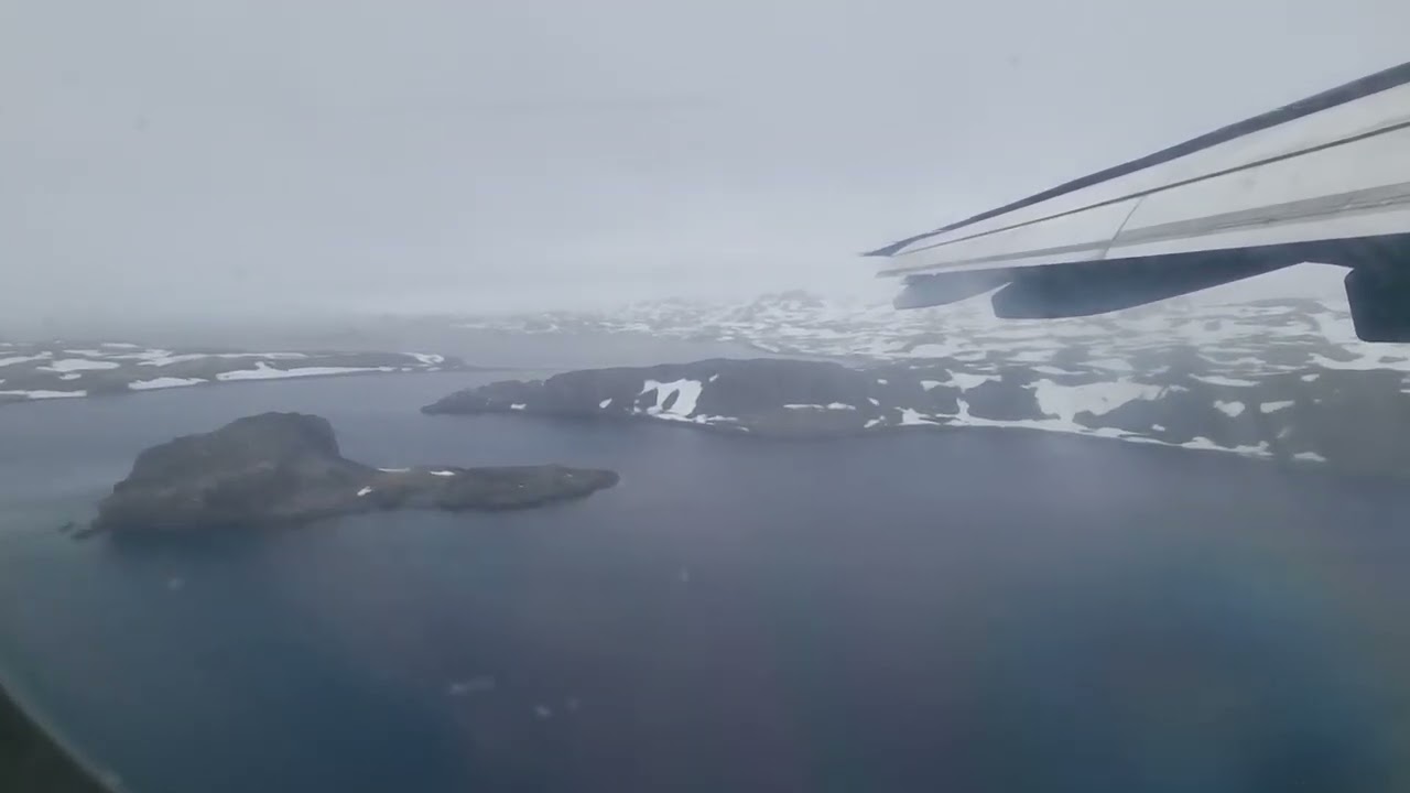 남극행 비행기 착륙합니다. 킹조지섬 프레이기지 공항. 내리고 보니 자갈밭 활주로. An Airplane is landing on the Antarctic dirt runway!