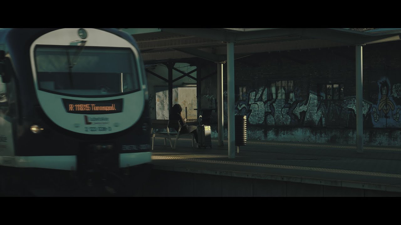 Pociągi na stacji kolejowej Łuków w klimacie zachodzącego słońca