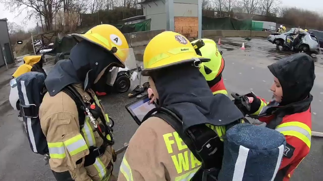Гасіння пожеж в автомобілях з електричною, гібридною електричною системами приводу