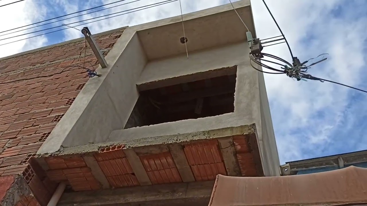 Lutando contra a chuva para finalizar o reboco externo, falta pouco pra finalizar a parte externa