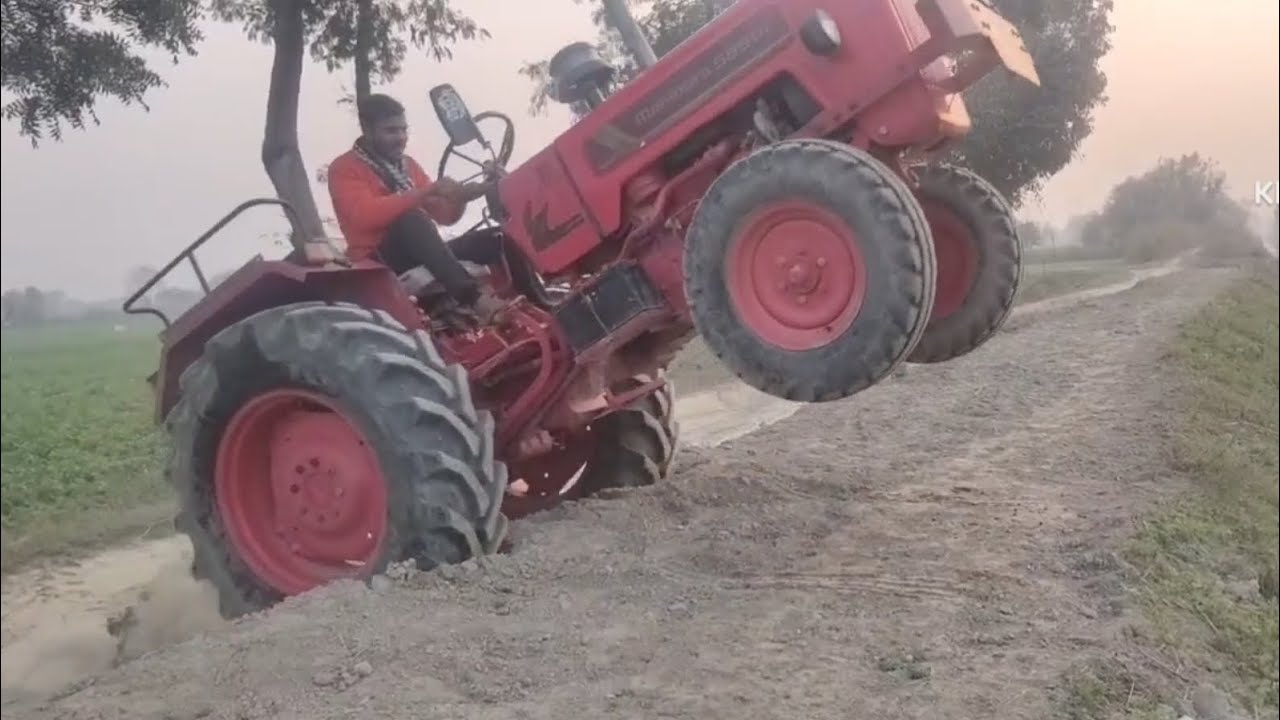 Mahindra tractor utha diya aage se #mahindra #tractor #stunt mobile #sher #mahindra king #mahindra😱😱