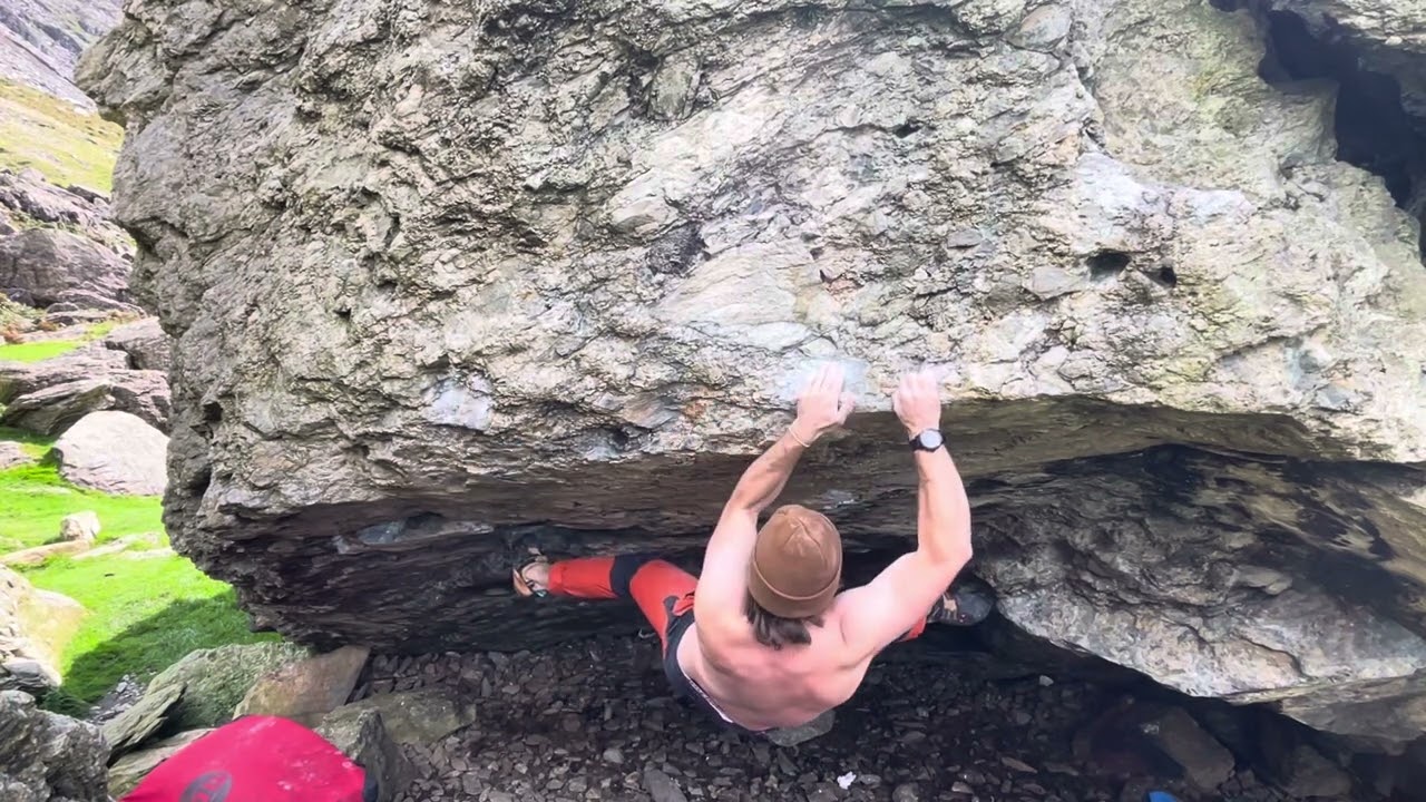 Ultimate Retro Party - 7b - Cromlech Roadside Boulders