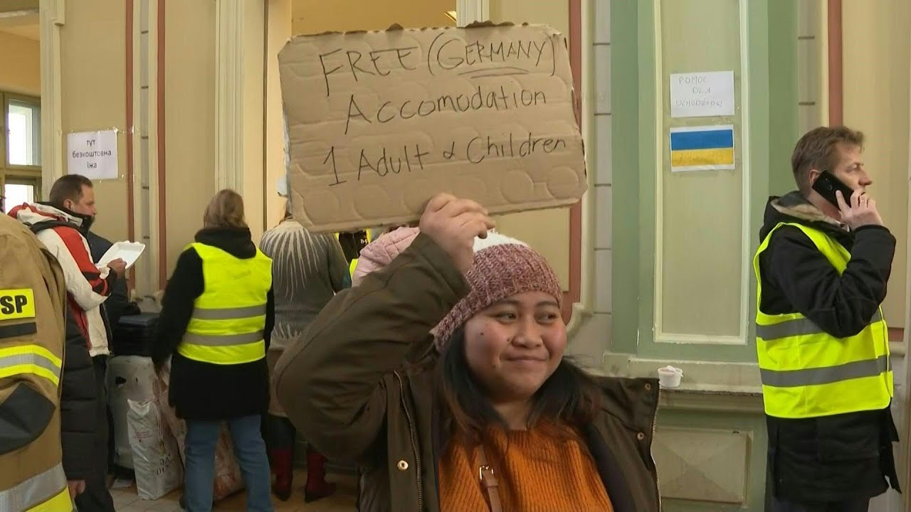 Hot meals, free transport and shelter for Ukrainians arriving at Polish station | AFP