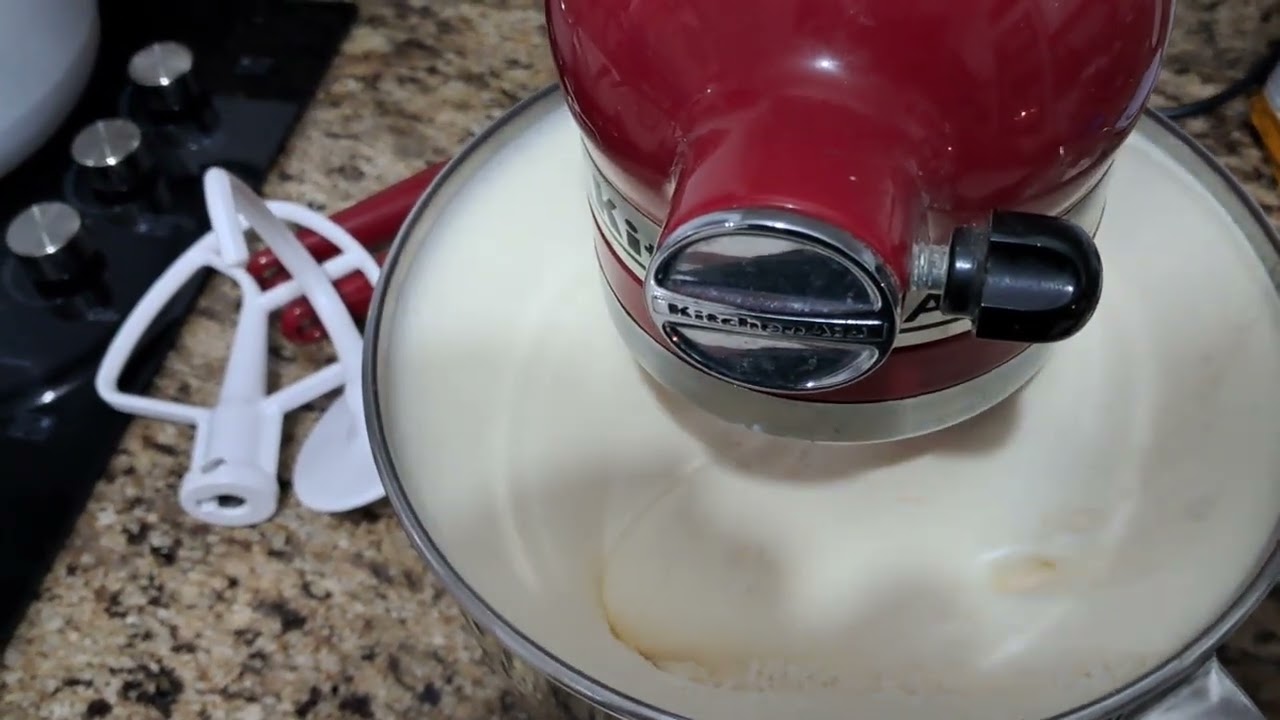 BATEDEIRA KITCHENAID BATENDO PÃO DE LÓ 