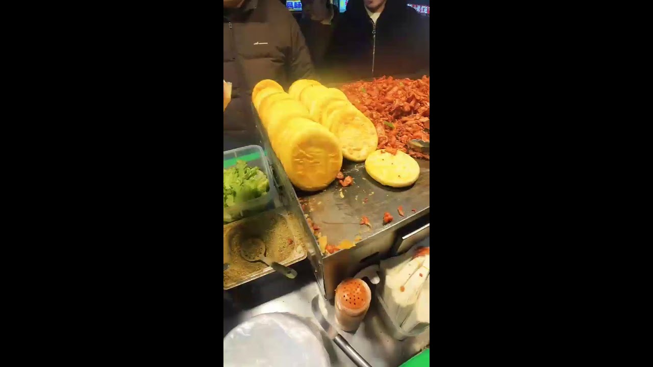 Live broadcast of street food specialties and fruit delicacies
