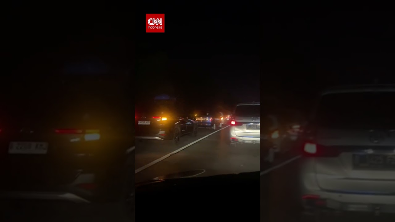 Macet 4 Jam di Tol Jakarta-Cikampek, Pemudik Istirahat di Bahu Jalan