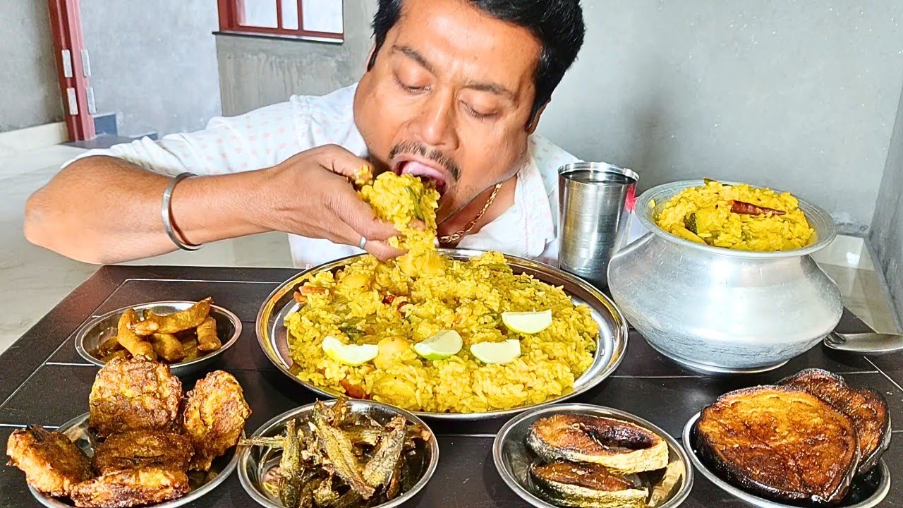 🤤Khichdi (খিচুড়ি)😋, Ilish Mach Bhaja🐟, Tengra Mach Bhaja🐟, Alur Pokoda🥔, Lonkar Bora🥵, Begun Bhaja🍆