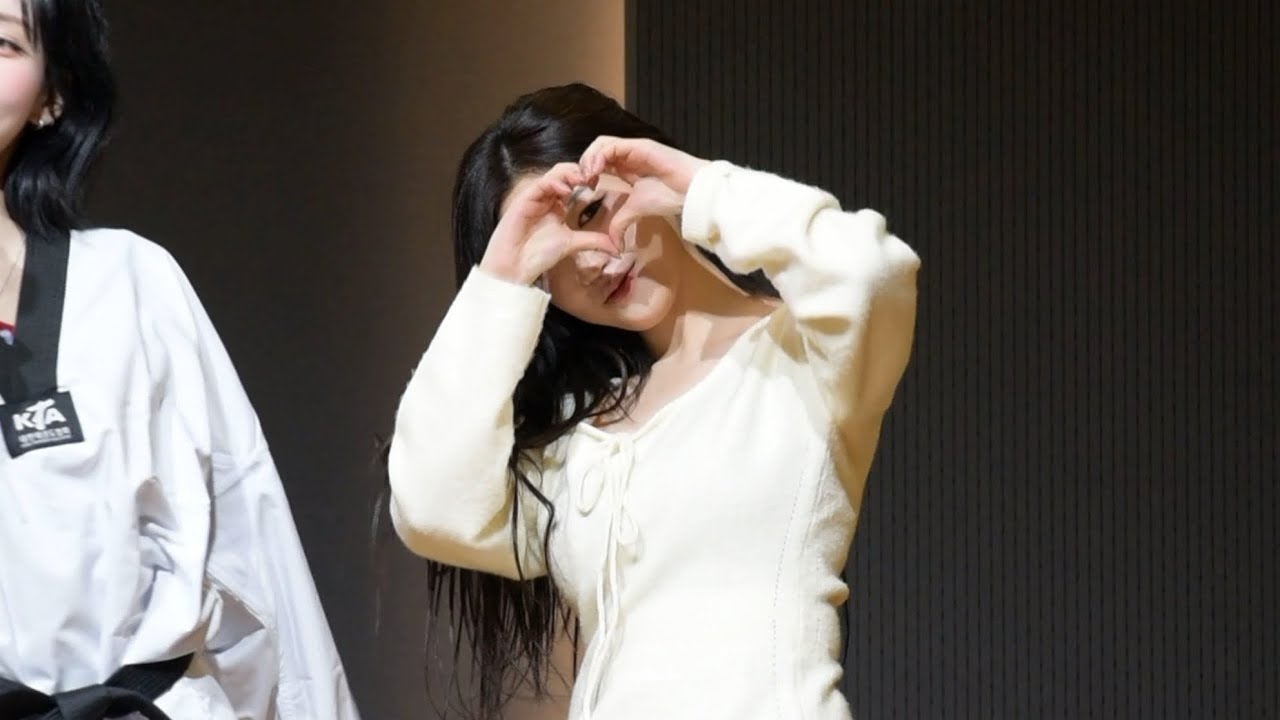 251221 트리플에스 박소현 ‘Christmas Alone' 팬사인회 무대 직캠 | tripleS Sohyun fansign event fancam