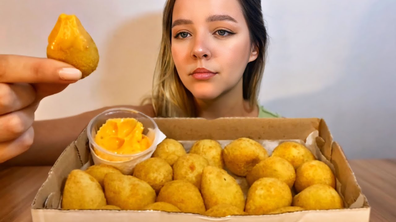 COXINHAS DE FRANGO E CALABRESA COM MOLHO MUKBANG BRASIL | CAMILE ASMR