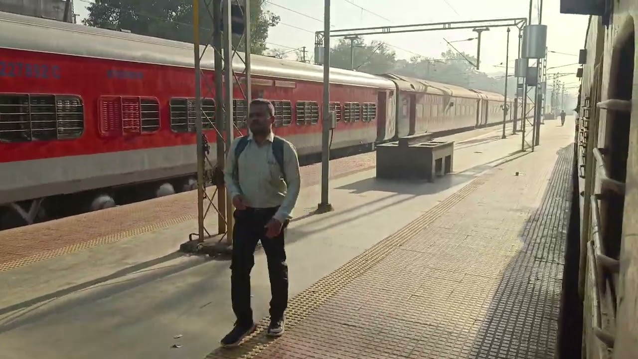 Kolhapur CSMT mumbai Koyna Express 11030 ( KOP - CSMT ) Running on time 
