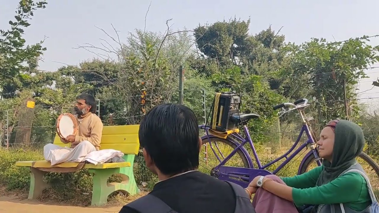 श्री  कृष्ण की लीलाओं का  गुणगान सुनते  गिरिराज जी महाराज के परम पूज्य भक्त! 👍🙏