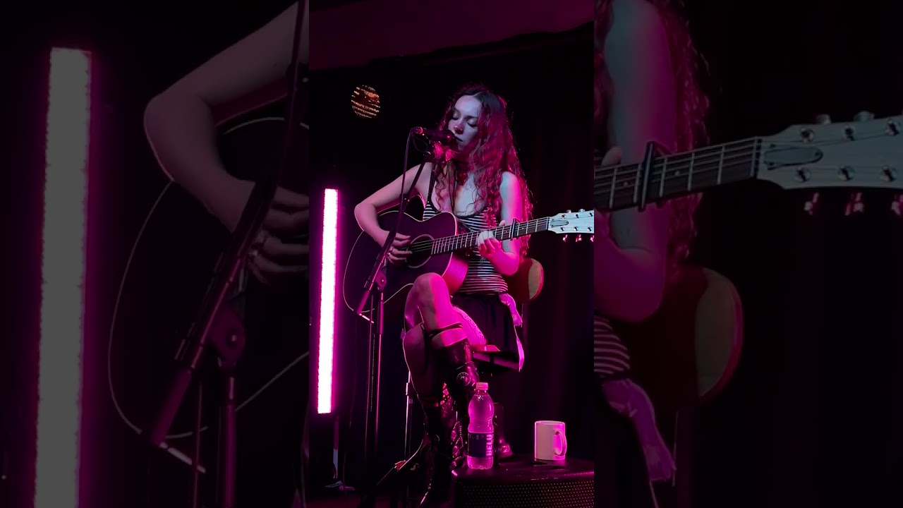 Holly Humberstone - Kissing In Swimming Pools | Rough Trade East (Early Show) | 09/10/2023