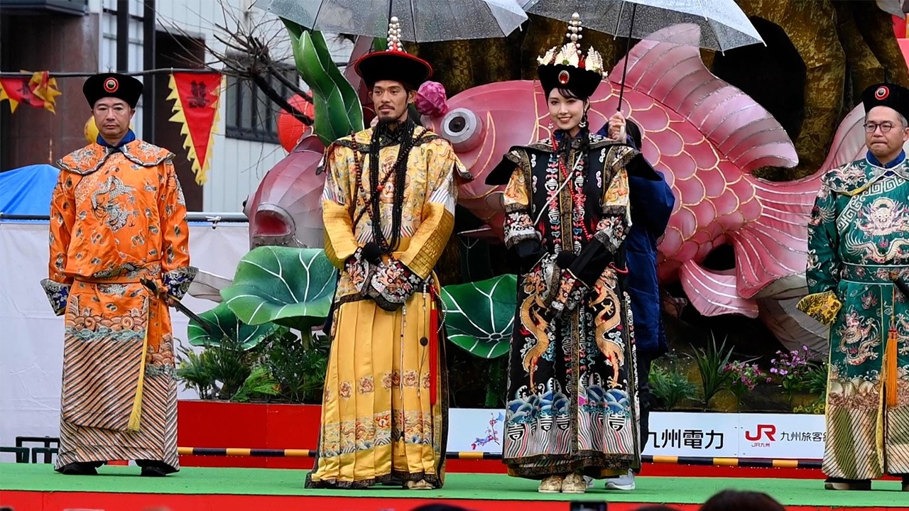 中国・清朝の「皇帝」がパレード…長崎ランタンフェスティバル