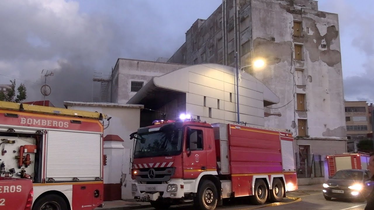 Bomberos interviene tras un incendio en el viejo hospital