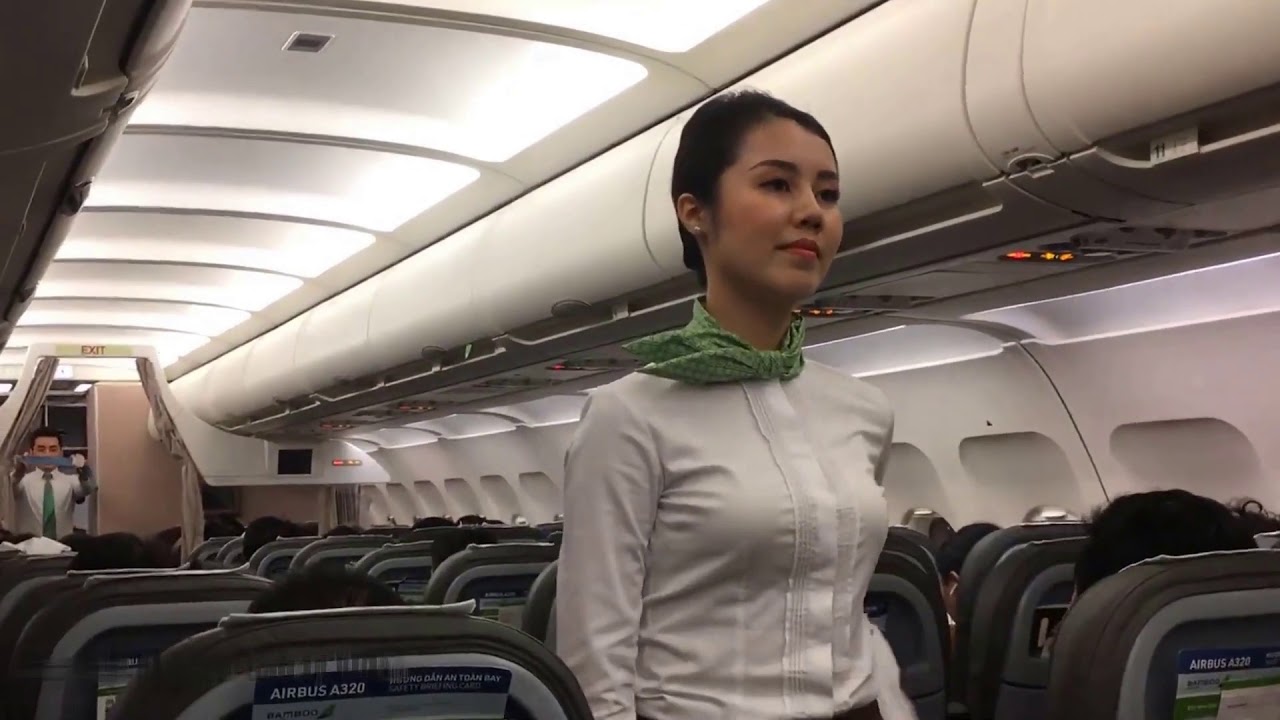 Nữ tiếp viên hàng không Bamboo Airways hướng dẫn an toàn bay