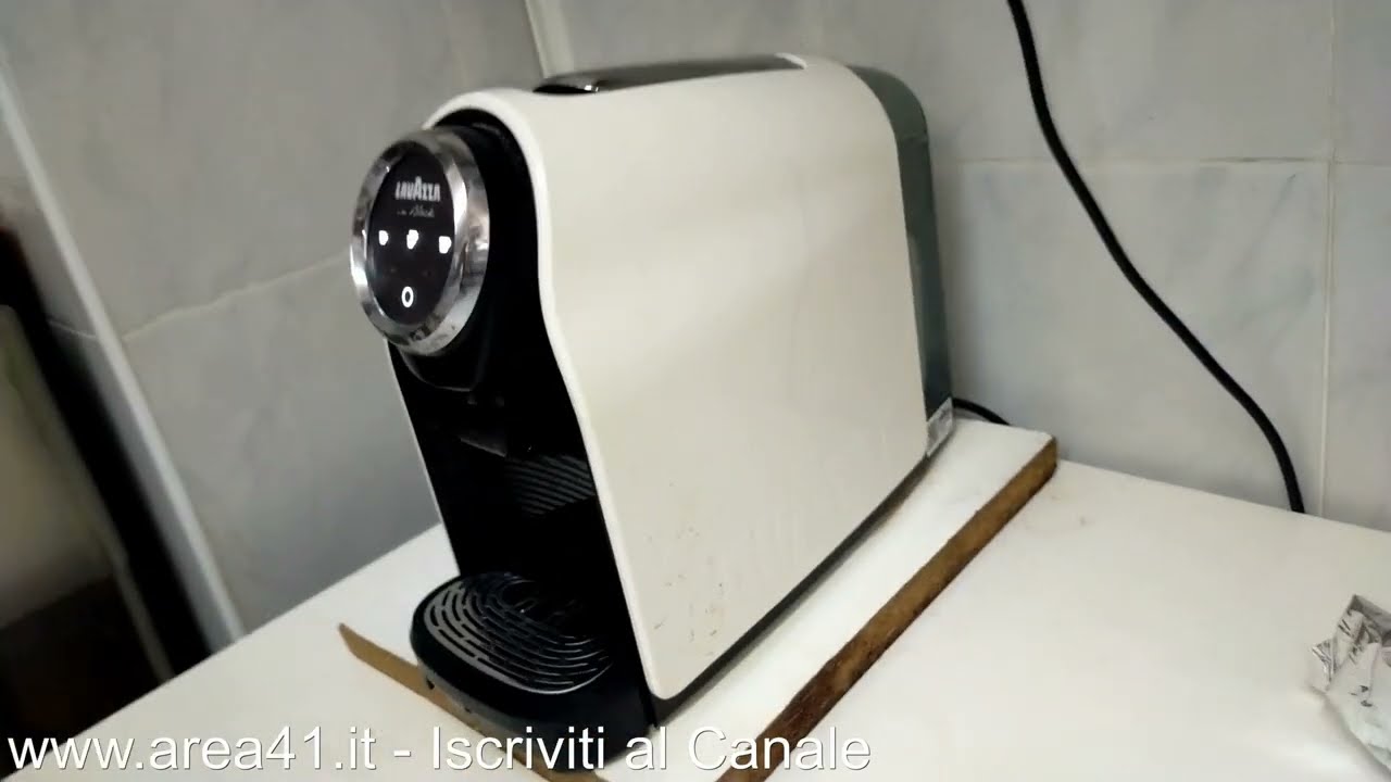 Macchina da Caffè Lavazza in Black - Pulizia Completa e Decalcificazione
