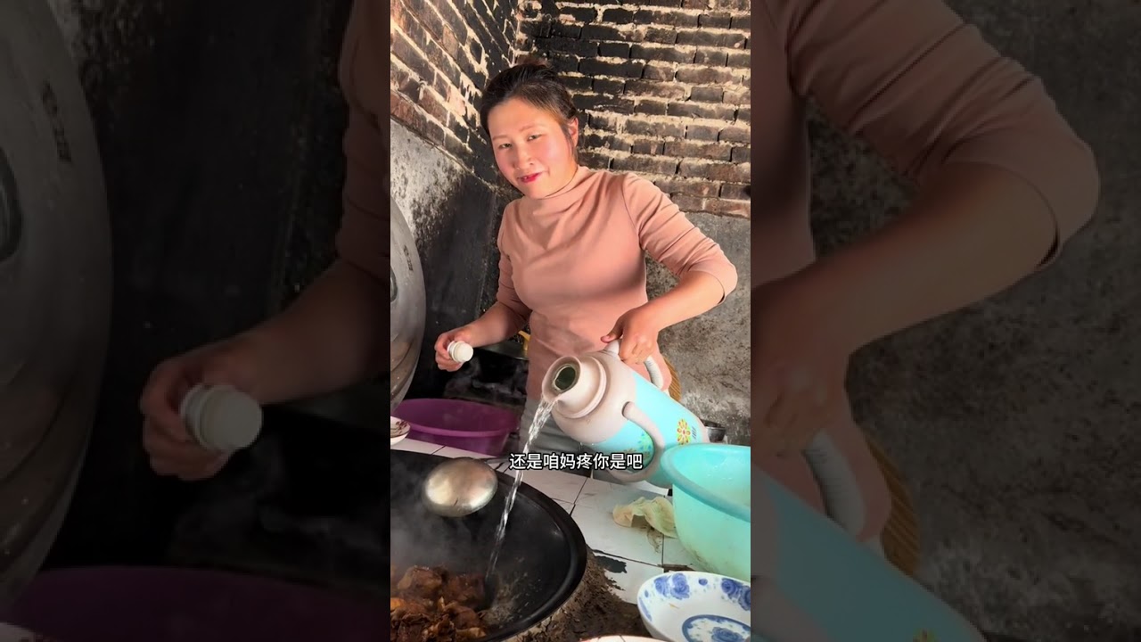 今天变成精去找婆婆说上集买鸡，婆婆说不过日子了是不，又说我吃也不行。没过多久婆婆又来说俺姐要来让变成精去抓鸡吃，真是结果……#农村生活 #新农人计划2025 #农村美食