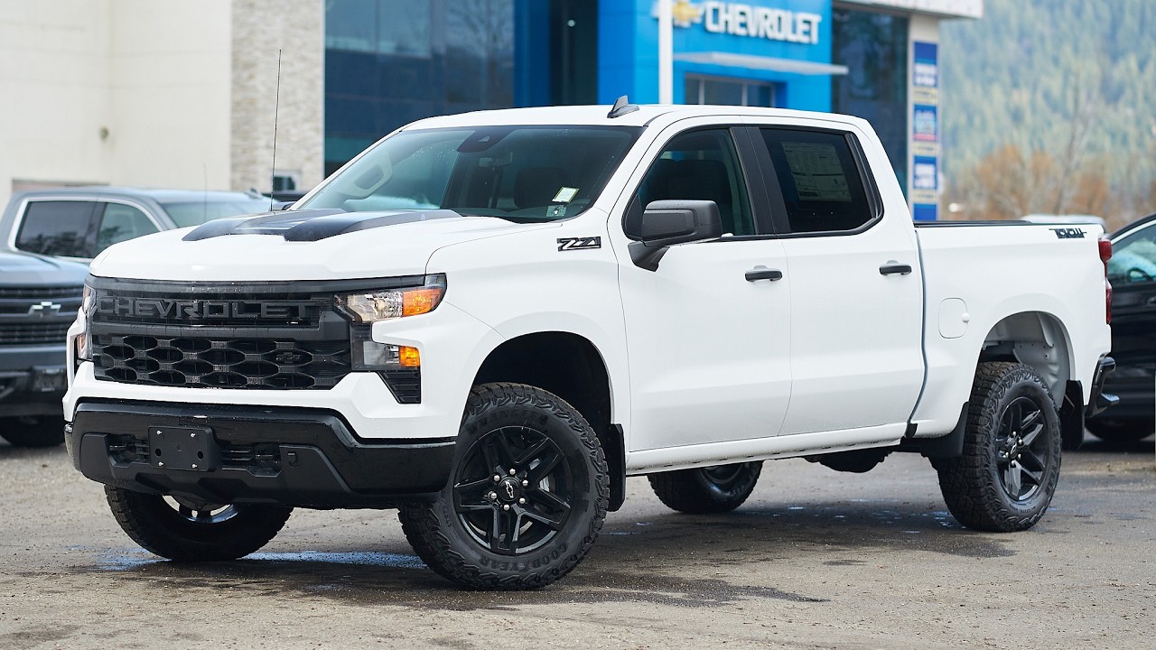 2026 Chevrolet Silverado 1500 Custom Trail Boss Crew Cab Short Box 4-Wheel Drive - Summit White