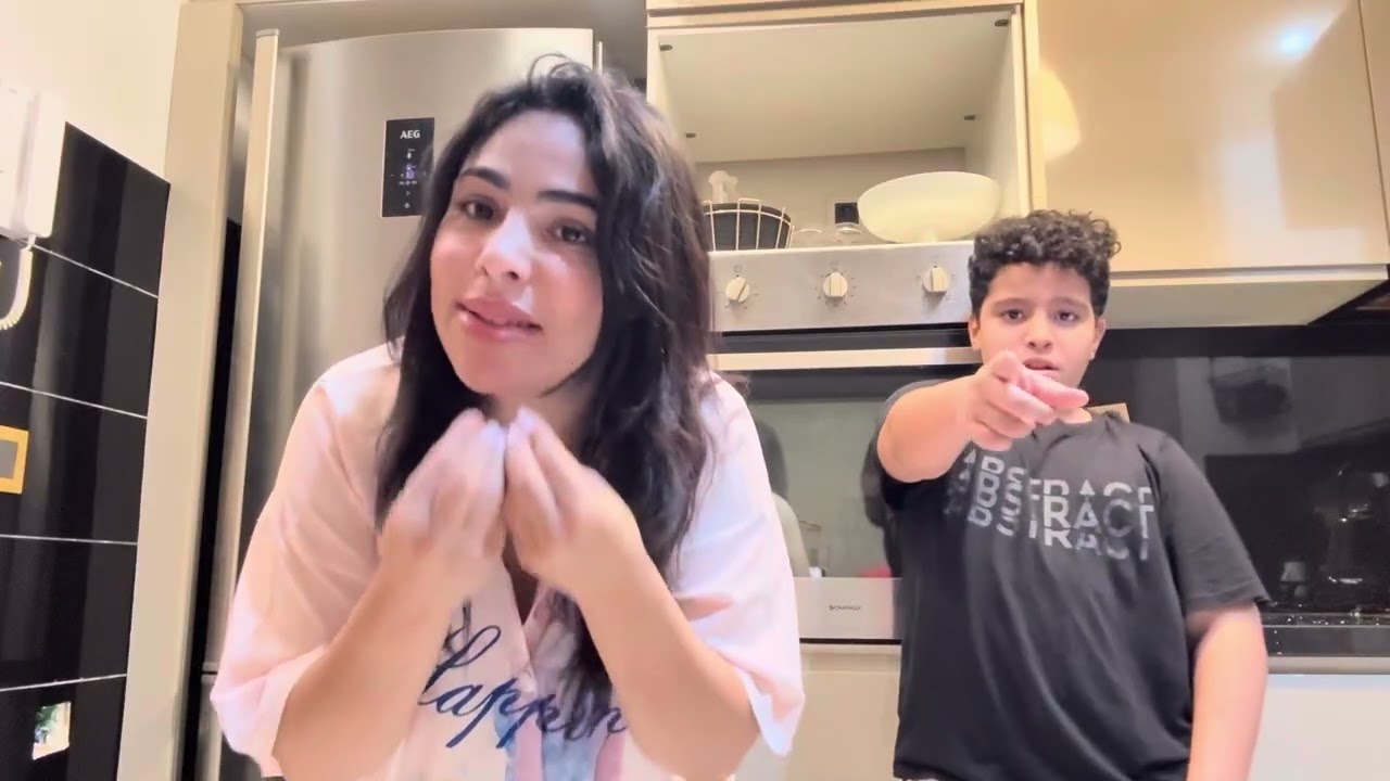 هد ولد حرام تكرفص عليا قدام كلشي