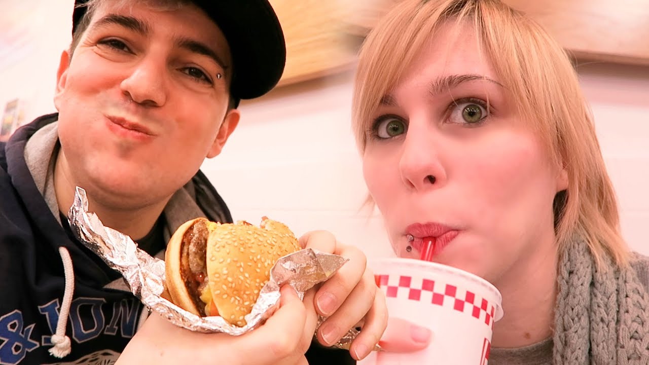 COMIENDO HAMBURGUESAS POR NAVIDAD | Weekly
