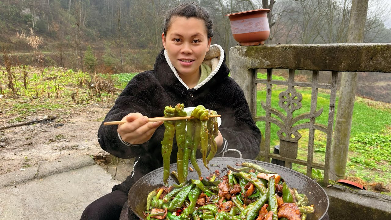 欧妹无辣不欢，今天用一大盆辣椒来炒肉直接吃个够Eating delicious chili peppers today