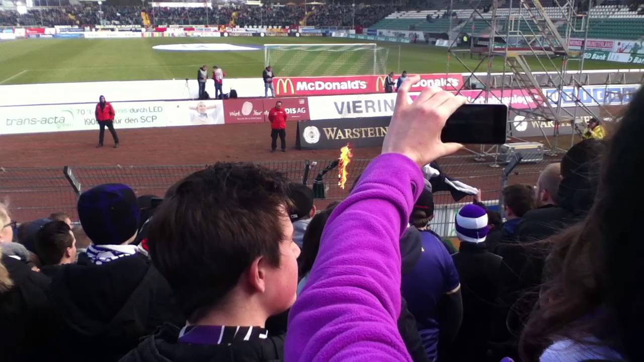 Preu&szlig;en M&uuml;nster - VFL Osnabr&uuml;ck 3:1 verbrennen eines Preussen Schals vorm Spiel 02.03.2013