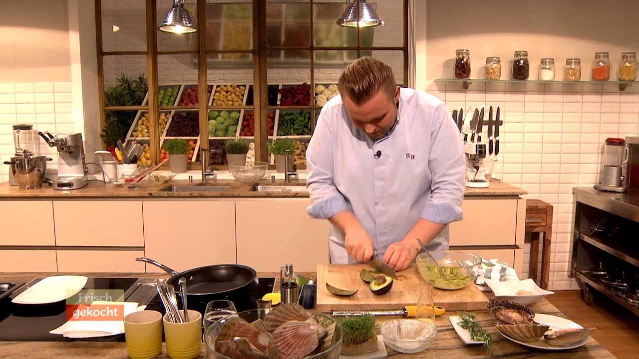 Hausgemachtes Knäckebrot, Hüttenkäse, Avocado und Jakobsmuscheln (Richard Rauch)