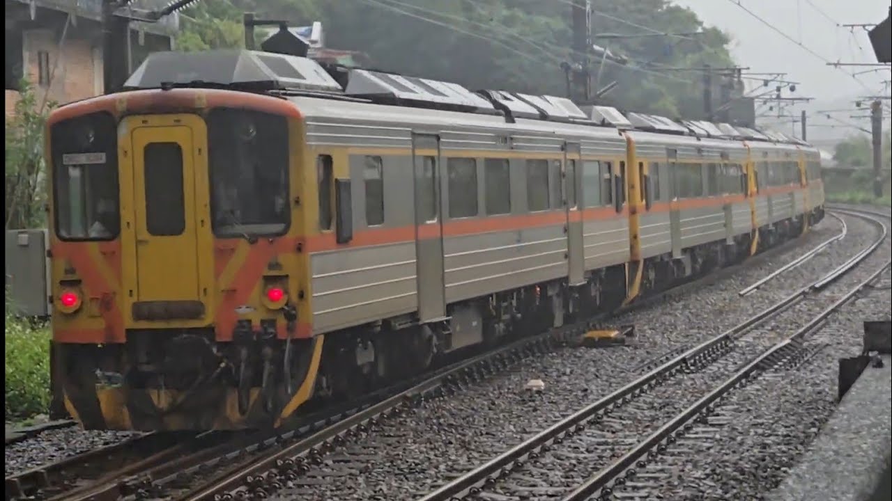 4712次八堵發車開往菁桐DRC1024+DRC1033+DRC1029+DRC1017四節DRC原色柴油客車，和4007次蘇澳開往樹林EMU800型八輛二編組EMU820+EMU819微笑號區間快車
